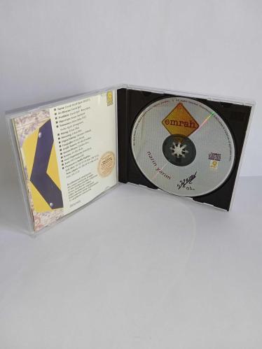 Cd Emrah narin yarim albümü. Orijinal Raks sarı bandrollü dönem baskı albüm. Dinlemeyi etkilemeyen çizikler ile kartonetin bir sayfasında ayrılma var. Cd sorunsuz çalışıyor.