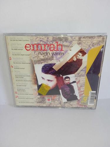 Cd Emrah narin yarim albümü. Orijinal Raks sarı bandrollü dönem baskı albüm. Dinlemeyi etkilemeyen çizikler ile kartonetin bir sayfasında ayrılma var. Cd sorunsuz çalışıyor.
