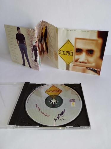 Cd Emrah narin yarim albümü. Orijinal Raks sarı bandrollü dönem baskı albüm. Dinlemeyi etkilemeyen çizikler ile kartonetin bir sayfasında ayrılma var. Cd sorunsuz çalışıyor.