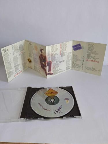 Cd Emrah narin yarim albümü. Orijinal Raks sarı bandrollü dönem baskı albüm. Dinlemeyi etkilemeyen çizikler ile kartonetin bir sayfasında ayrılma var. Cd sorunsuz çalışıyor.