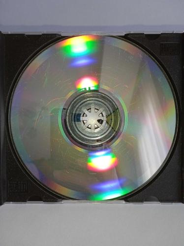 Cd Emrah narin yarim albümü. Orijinal Raks sarı bandrollü dönem baskı albüm. Dinlemeyi etkilemeyen çizikler ile kartonetin bir sayfasında ayrılma var. Cd sorunsuz çalışıyor.