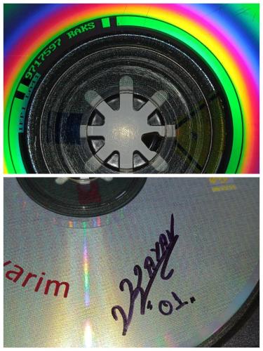 Cd Emrah narin yarim albümü. Orijinal Raks sarı bandrollü dönem baskı albüm. Dinlemeyi etkilemeyen çizikler ile kartonetin bir sayfasında ayrılma var. Cd sorunsuz çalışıyor.