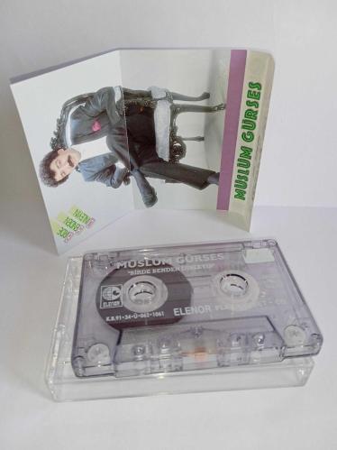 Kaset Müslüm Gürses Birde benden dinleyin albümü. Orijinal. Kaset Nora baskı kartonet ise foneks baskıdır! Kaset sorunsuz çalışıyor. Kartonet çok temiz