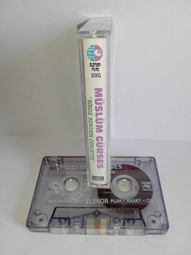 Kaset Müslüm Gürses Birde benden dinleyin albümü. Orijinal. Kaset Nora baskı kartonet ise foneks baskıdır! Kaset sorunsuz çalışıyor. Kartonet çok temiz