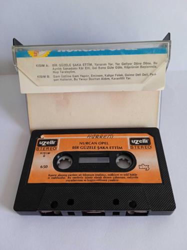 Kaset Nurcan Opel bir güzele şaka ettim albümü. Orijinal. 650 Uzelli Gema dönem Kağıt Baskı. Sorunsuz çalışıyor. Koleksiyonluk