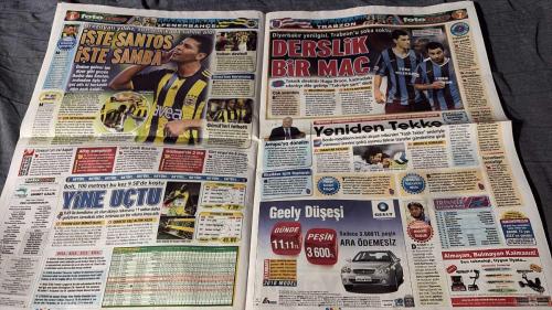 PAS FOTOMAÇ -FUTBOL GAZETESİ -TURKISH NEWSPAPER - DOĞUM GÜNÜ HEDİYESİ  - TAM TAKIM EKSİKSİZ GAZETE   17 AĞUSTOS - 2009 - F.BAHÇE, KENDİSİNE LİDERLİK İÇİN GEREKEN SKORU ALDI - GEREGİ DÜŞÜNÜLDÜ - 70 DAKİKA DİRENEN SİVASSPOR, KAZIM'IN VURUŞUYLA DİSİPLİNİNİ KAYBETTİ. EMRE'NİN İLGİNÇ, SANTOS'UN SÜPER GOLÜ ALKIŞLANDI - O YINE AVERAJLA ZIRVEDE - MAÇIN EN HEYECANLI DAKİKALARI - DAUM: İKİNCİ DEVRE EZİCİ ÜSTÜNLÜK SAĞLADIK - ISTE RESITAL - F.BAHÇE'NİN HOCASI, 