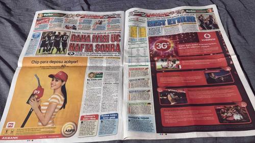 PAS FOTOMAÇ -FUTBOL GAZETESİ -TURKISH NEWSPAPER - DOĞUM GÜNÜ HEDİYESİ  - TAM TAKIM EKSİKSİZ GAZETE   18 AĞUSTOS - 2009 - RAMBO YA BIÇAKLASAYDI - EĞER BİR KİŞİ SAHAYA GİRİYOR VE FUTBOLCUYA SARILANA KADAR MÜDAHALE GÖRMÜYORSA BU CİDDİ SKANDALDIR - KEİTA EN İYİSİYDİ - GOLLE AÇILDILAR - RİJKAARD, ALKIŞI OYUNCULARININ HAK ETTİĞİNİ SÖYLEDİ - BİZİM FRANK - ÜSTÜNEL'İN GALİBİYET İÇİN TEBRİK ETTİĞİ HOLLANDALI HOCA MÜTEVAZI OLDUĞUNU GÖSTERDİ, 