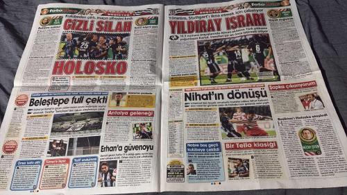 PAS FOTOMAÇ -FUTBOL GAZETESİ -TURKISH NEWSPAPER - DOĞUM GÜNÜ HEDİYESİ  - TAM TAKIM EKSİKSİZ GAZETE   18 AĞUSTOS - 2009 - RAMBO YA BIÇAKLASAYDI - EĞER BİR KİŞİ SAHAYA GİRİYOR VE FUTBOLCUYA SARILANA KADAR MÜDAHALE GÖRMÜYORSA BU CİDDİ SKANDALDIR - KEİTA EN İYİSİYDİ - GOLLE AÇILDILAR - RİJKAARD, ALKIŞI OYUNCULARININ HAK ETTİĞİNİ SÖYLEDİ - BİZİM FRANK - ÜSTÜNEL'İN GALİBİYET İÇİN TEBRİK ETTİĞİ HOLLANDALI HOCA MÜTEVAZI OLDUĞUNU GÖSTERDİ, 