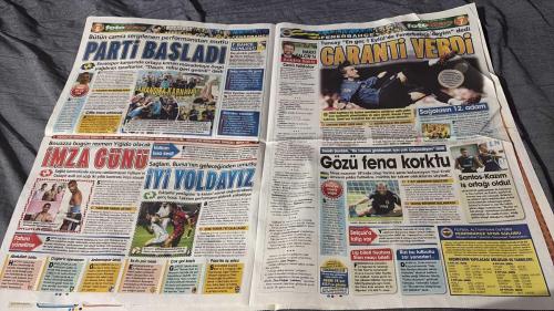 PAS FOTOMAÇ -FUTBOL GAZETESİ -TURKISH NEWSPAPER - DOĞUM GÜNÜ HEDİYESİ  - TAM TAKIM EKSİKSİZ GAZETE   18 AĞUSTOS - 2009 - RAMBO YA BIÇAKLASAYDI - EĞER BİR KİŞİ SAHAYA GİRİYOR VE FUTBOLCUYA SARILANA KADAR MÜDAHALE GÖRMÜYORSA BU CİDDİ SKANDALDIR - KEİTA EN İYİSİYDİ - GOLLE AÇILDILAR - RİJKAARD, ALKIŞI OYUNCULARININ HAK ETTİĞİNİ SÖYLEDİ - BİZİM FRANK - ÜSTÜNEL'İN GALİBİYET İÇİN TEBRİK ETTİĞİ HOLLANDALI HOCA MÜTEVAZI OLDUĞUNU GÖSTERDİ, 