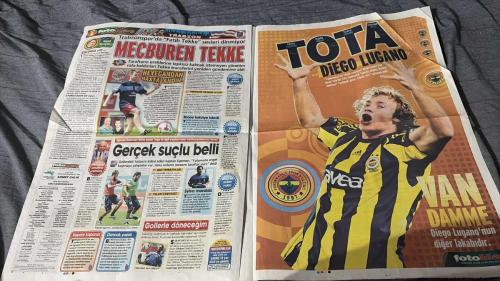 PAS FOTOMAÇ -FUTBOL GAZETESİ -TURKISH NEWSPAPER - DOĞUM GÜNÜ HEDİYESİ  - TAM TAKIM EKSİKSİZ GAZETE   18 AĞUSTOS - 2009 - RAMBO YA BIÇAKLASAYDI - EĞER BİR KİŞİ SAHAYA GİRİYOR VE FUTBOLCUYA SARILANA KADAR MÜDAHALE GÖRMÜYORSA BU CİDDİ SKANDALDIR - KEİTA EN İYİSİYDİ - GOLLE AÇILDILAR - RİJKAARD, ALKIŞI OYUNCULARININ HAK ETTİĞİNİ SÖYLEDİ - BİZİM FRANK - ÜSTÜNEL'İN GALİBİYET İÇİN TEBRİK ETTİĞİ HOLLANDALI HOCA MÜTEVAZI OLDUĞUNU GÖSTERDİ, 