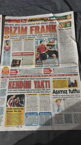 PAS FOTOMAÇ -FUTBOL GAZETESİ -TURKISH NEWSPAPER - DOĞUM GÜNÜ HEDİYESİ  - TAM TAKIM EKSİKSİZ GAZETE   18 AĞUSTOS - 2009 - RAMBO YA BIÇAKLASAYDI - EĞER BİR KİŞİ SAHAYA GİRİYOR VE FUTBOLCUYA SARILANA KADAR MÜDAHALE GÖRMÜYORSA BU CİDDİ SKANDALDIR - KEİTA EN İYİSİYDİ - GOLLE AÇILDILAR - RİJKAARD, ALKIŞI OYUNCULARININ HAK ETTİĞİNİ SÖYLEDİ - BİZİM FRANK - ÜSTÜNEL'İN GALİBİYET İÇİN TEBRİK ETTİĞİ HOLLANDALI HOCA MÜTEVAZI OLDUĞUNU GÖSTERDİ, 