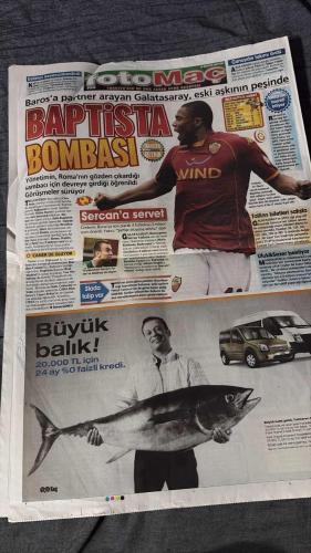 PAS FOTOMAÇ -FUTBOL GAZETESİ -TURKISH NEWSPAPER - DOĞUM GÜNÜ HEDİYESİ  - TAM TAKIM EKSİKSİZ GAZETE   18 AĞUSTOS - 2009 - RAMBO YA BIÇAKLASAYDI - EĞER BİR KİŞİ SAHAYA GİRİYOR VE FUTBOLCUYA SARILANA KADAR MÜDAHALE GÖRMÜYORSA BU CİDDİ SKANDALDIR - KEİTA EN İYİSİYDİ - GOLLE AÇILDILAR - RİJKAARD, ALKIŞI OYUNCULARININ HAK ETTİĞİNİ SÖYLEDİ - BİZİM FRANK - ÜSTÜNEL'İN GALİBİYET İÇİN TEBRİK ETTİĞİ HOLLANDALI HOCA MÜTEVAZI OLDUĞUNU GÖSTERDİ, 
