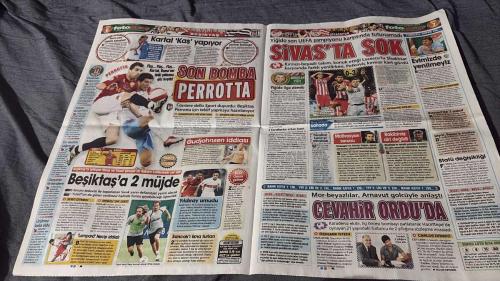 PAS FOTOMAÇ -FUTBOL GAZETESİ -TURKISH NEWSPAPER - DOĞUM GÜNÜ HEDİYESİ  - TAM TAKIM EKSİKSİZ GAZETE   21 AĞUSTOS - 2009 -  DÜNYA BAHİS BORSASI - İDDAALIYIZ'DA BÜYÜK BULUŞ - FENERBAHÇELİLER POSTERİNİZ BUGÜN FOTOMAÇ'TAN HEDİYE - VER ELİNİ AVRUPA - AVRUPA LİGİ PLAY OFF İLK MAÇINDA FENERBAHÇE, CENEVRE'DE SİON'U 2-0; GALATASARAY DA ALİ SAMİ YEN'DE LEVADIA TALLINN'İ 5-0 MAĞLUP ETTİ, AVRUPA LİGİ KAPISINI ARDINA KADAR AÇTI - TEŞEKKÜRLER FENERBAHÇE - TEŞEKKÜRLER GALATASARAY - FENERBAHÇEMİZ, UEFA AVRUPA LİGİ PLAY-OFF İLK MAÇINDA CENEVRE'DE SİON'U 2-0 YENEREK AVRUPA LİGİ KAPISINI ARDINA KADAR ARALADI - GOL PERDESİNİ 44'TE SİVASSPOR MAÇINDA 'DÜNYADA HAFTANIN GOLÜ'NÜ ATAN ANDRE DOS SANTOS AÇTI - 85'TE BU KEZ KAZIM SAHNEYE ÇIKARAK ŞIK BİR GOLLE SİON'UN ÜMİTLERİNİ BİTİRDİ - BU KARŞILAŞMANIN RÖVANŞI 27 AĞUSTOS PERŞEMBE GÜNÜ KADIKÖY'DE OYNANACAK - TER BASTI -ANDRE DOS SANTOS - KAZIM - GIGNAC - MANSARE - SONG - KRALOVEC - ENGİN BAYTAR - ABDÜL KADER KEITA - MİLAN BAROS - KEWELL - LEITVAN - LUCESCU -
