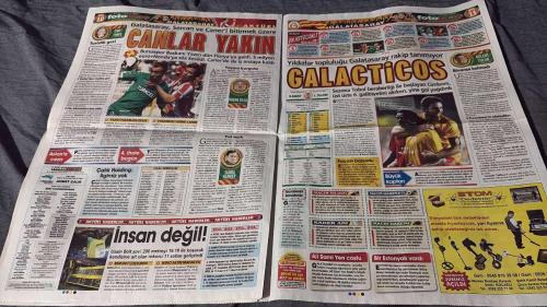 PAS FOTOMAÇ -FUTBOL GAZETESİ -TURKISH NEWSPAPER - DOĞUM GÜNÜ HEDİYESİ  - TAM TAKIM EKSİKSİZ GAZETE   21 AĞUSTOS - 2009 -  DÜNYA BAHİS BORSASI - İDDAALIYIZ'DA BÜYÜK BULUŞ - FENERBAHÇELİLER POSTERİNİZ BUGÜN FOTOMAÇ'TAN HEDİYE - VER ELİNİ AVRUPA - AVRUPA LİGİ PLAY OFF İLK MAÇINDA FENERBAHÇE, CENEVRE'DE SİON'U 2-0; GALATASARAY DA ALİ SAMİ YEN'DE LEVADIA TALLINN'İ 5-0 MAĞLUP ETTİ, AVRUPA LİGİ KAPISINI ARDINA KADAR AÇTI - TEŞEKKÜRLER FENERBAHÇE - TEŞEKKÜRLER GALATASARAY - FENERBAHÇEMİZ, UEFA AVRUPA LİGİ PLAY-OFF İLK MAÇINDA CENEVRE'DE SİON'U 2-0 YENEREK AVRUPA LİGİ KAPISINI ARDINA KADAR ARALADI - GOL PERDESİNİ 44'TE SİVASSPOR MAÇINDA 'DÜNYADA HAFTANIN GOLÜ'NÜ ATAN ANDRE DOS SANTOS AÇTI - 85'TE BU KEZ KAZIM SAHNEYE ÇIKARAK ŞIK BİR GOLLE SİON'UN ÜMİTLERİNİ BİTİRDİ - BU KARŞILAŞMANIN RÖVANŞI 27 AĞUSTOS PERŞEMBE GÜNÜ KADIKÖY'DE OYNANACAK - TER BASTI -ANDRE DOS SANTOS - KAZIM - GIGNAC - MANSARE - SONG - KRALOVEC - ENGİN BAYTAR - ABDÜL KADER KEITA - MİLAN BAROS - KEWELL - LEITVAN - LUCESCU -