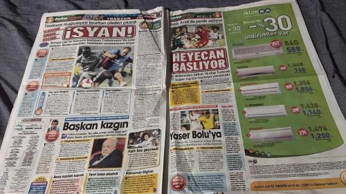 PAS FOTOMAÇ -FUTBOL GAZETESİ -TURKISH NEWSPAPER - DOĞUM GÜNÜ HEDİYESİ  - TAM TAKIM EKSİKSİZ GAZETE   22 AĞUSTOS - 2009 - GALATASARAYLILAR - GOL SİHİRBAZI KEITA'NIN DEV POSTERİ BUGÜN FOTOMAÇ'TAN HEDİYE - SAKIN KAÇIRMAYIN - FEYENOORD'UN SÜPER GOLCÜSÜ CİMBOM'A ÖNERİLDİ - İDDAACILAR YARIN DA TAM SAYFA İDDAA EKİ VERİYORUZ - FOTOMAÇ'TAN İDDAA'DA BÜYÜK BULUŞ - SON KARARI RIJKAARD VERECEK - MAKAAY G.SARAY'IN KAPISINDA - YÖNETİM, BİR DÖNEM ATTIĞI GOLLERLE FIRTINA GİBİ ESEN VE AVRUPA GOL KRALI OLAN HOLLANDALI YILDIZA SICAK BAKIŞIYOR - NEESKENS DE 34'LÜK GOLCÜ İÇİN 