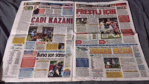 PAS FOTOMAÇ -FUTBOL GAZETESİ -TURKISH NEWSPAPER - DOĞUM GÜNÜ HEDİYESİ  - TAM TAKIM EKSİKSİZ GAZETE   25 AĞUSTOS - 2009 - GENCO BORAN'DAN MUCİZEVİ BAŞARI - BUGÜN 8 SAYFA İDDAA GAZETESİ VERİYORUZ - FOTOMAÇ, İDDAACILAR'A ZENGİN OLMA FIRSATI SUNUYOR - 30 MİLYON TL KAZANMAK İSTER MİSİNİZ - SAHADA HER ŞEY VARDI - FOTOMAÇ'TAN İDDAA'DA BÜYÜK BULUŞ - TAM 15 KUPON TUTTURDUK - FENRBAHÇE, DİYARBAKIRSPOR'U DEPLASMANDA 3-1 MAĞLUP EDEREK 3'TE 3 YAPTI - MAÇIN 20. DAKİKASINDA TAZEMETA'NIN GOLÜ İLE GERİYE DÜŞEN SARI-LACİVERTLİLER, 36'DA GÖKHAN GÖNÜL İLE SKORU EŞİTLEDİLER - İKİNCİ YARIYA FIRTINA GİBİ BAŞLAYAN FENERBAHÇE, 55'TE KAZIM KAZIM'IN MÜTHİŞ GOLÜYLE DURUMU 2-1 YAPTI - GENCO BORAN - KAZIM - TAZEMETA - GÖKHAN GÖNÜL - KAZIM KAZIM - SEMİH - MENDOZA - FEHMİ ÖZGÜLER - ELANO - OĞUZ YÖRÜK - RASİT ATEŞ - LORİS - GÖKHAN - VİETNAM - SELÇUK YULA - DAUM - ZİYA HOCA - YILDIRIM - EMRE - ATATÜRK - RIJKAARD - KEZELL - BARIS - EMRE AŞIK - EMRE GÜNGÖR - ANDY - NEESKENS - KEITA - BAROS - AYHAN - AYDIN - HAKAN BALTA -