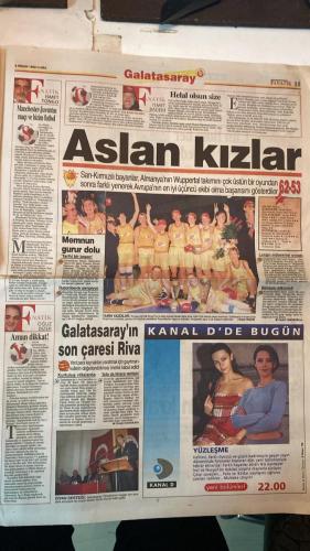 FANATİK SPOR GAZETESİ - TURKISH NEWSPAPER - DOĞUM GÜNÜ HEDİYESİ  - EKSİKSİZ TAM TAKIM GAZETE - 9 NİSAN 1999 - SAYI:1237 - FATİH TERİM - İSMET ARZUMAN - TOSHACK - AZİZ YILDIRIM - AYHAN YÜCEBİLGİÇ - GORDON MİNE - MUSLATE DENİZ - UK OZERTEN - TUGBA HACIBAYRAMOĞLU - ALİ DÜRÜST - HAKAN ŞÜKÜR - İRFAN KARAKAŞ - ERGUN GÜRSOY - BURAK ELMAS - EROL DEMİRKOL - TURGUT KABACA - HALUK TOYGARLI - SÜLEYMAN KARA - CENGİZ KAPTAN - - CİM BOMLU KIZLAR AVRUPA ÜÇÜNCÜSÜ - KORKUSUZ AMA TEMKİNLİ - SEÇİM 1. LİGİ ÖNE KAYDIRDI - KUPA YARI FİNAL HEYECANI - GALATASARAYLI KIZLAR ÜÇÜNCÜLÜK PEŞİNDE - RÜŞTÜ’YE ASLAN KANCASI - AVUSTURYA’DA BARİÇ SESLERİ - NAİM: MECLİS’İ BİLE KALDIRIRIM - FELDKAMP’TAN TATLI SERT UYARI - MİLNE: FUTBOL BİR EĞLENCEDİR - SEBA MORAL VERDİ - ALİ ŞEN’E GÖRE ÇÖZÜM DAUM - FENER’İ STRES BİTİRDİ - SÜREN’DEN ‘SUS’ EMRİ - GALATASARAY’I ELEŞTİREN YANDI - KAPILAR KAPANIYOR - HAGI: ZAFER VAR SORUN YOK - BEREKET SOFRASI - RUMENLERİN BARIŞ ÇABASI - BABA TERİM BAKIMDA - PARA BASAMAYIZ Kİ - FLORYA’DA GOL ŞOV