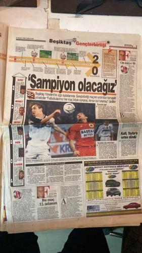 FANATİK SPOR GAZETESİ - TURKISH NEWSPAPER - DOĞUM GÜNÜ HEDİYESİ  - EKSİKSİZ TAM TAKIM GAZETE - 10 NİSAN 1999 - SAYI:1238 - FELDKAMP - TAYFUR - ÜMİT ÖZAT - MEHMET GENÇ - YUSUF DURSUN - GÜVEN TANER - TAYLAN UYGUR - ULVİ GEROĞLU - DOĞAN - YEMEN EKŞİOĞLU - RAMAN SAĞIROĞLU - AZİZ YILDIRIM - YILMAZ - OKTAY - PHIRI - U.KARAN - ALPAY - MEHMET - DOĞAN BABACAN - - KAHRAMAN BEŞİKTAŞ - KOSOVA BİZİMDİR - GENÇLERBİRLİĞİ ENGELİNİ AŞTI - LİDER GALATASARAY KARABÜK VİRAJINDA - BİRİ YARADI DİĞERİ YARAMADI - BAŞKAN YILMAZ İLE ÇOK ÖZEL - POTADA KUPA HEYECANI - FAN-ETİK SAYFASI - İHALEDE PATRON FEDERASYON - YILDIRIM: YARIŞ DAHA BİTMEDİ - SAMPİYON OLACAĞIZ - PUANLAR EŞİT - KALLİ TAYFUR’A SIRTINI DÖNDÜ - TARAFTAR MEMNUN - - BEŞİKTAŞ 2-0 GENÇLERBİRLİĞİ - - GALATASARAY - BEŞİKTAŞ - FENERBAHÇE - TRABZONSPOR - KARABÜKSPOR - GENÇLERBİRLİĞİ - ADANASPOR - SAKARYASPOR - KOCAELİSPOR - ERZURUMSPOR - BURSA - ANTALYASPOR