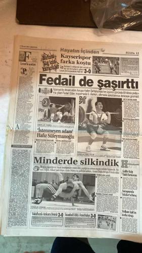 FANATİK SPOR GAZETESİ - TURKISH NEWSPAPER - DOĞUM GÜNÜ HEDİYESİ  - EKSİKSİZ TAM TAKIM GAZETE - 17 NİSAN 1999 - SAYI:1245 - UCHE - TAYFUN - GUINTCHEV - BALİÇ - MOSHOEU - OLĞUN - YUSUF DURSUN - NECMİ PEREKLİ - MEHMET TAN - NACİ YALINKILIÇ - FATİH TERİM - ERDAL KESER - AYHAN YILDIZ - MICHAEL ZORDUN - FELDKAMP - KALLİ - LÖW - MİLNE - NAİM SÜLEYMANOĞLU - HALİL MUTLU - HASAN ŞAŞ - POPOESCU - BURHAN USLU - BÜNYAMİN OSMAN - ALİ TALİP ÖZDEMİR - FARUK SÜREN - BURAK ELMAS - EROL DEMİRKOL - BÜLENT ÜNDER - - ANTALYASPOR KADIKÖY’DE TUŞ - FENER GÖNÜL ALDI - MOSHOEU YILDIZLAŞTI - BALİÇ HAKAN ŞÜKÜR’Ü YAKALADI - MİNDERDE ÜÇ MADALYA ŞANSI - POTADA CİM BOM ÇEYREK FİNALE ÇIKTI - GORDON’U TAZMİNAT KURTARIYOR - POPESCU’NUN İTİRAFI - BÜKREŞ’İ KARIŞTIRDI - ASLAN’A TON MENÜSÜ - HAGİ UYARILDI - HASAN KIŞLAYA GİRDİ - GALATASARAY’A ÖZLEM - KAPLAN’LA YENİDEN - - FENERBAHÇE 3-1 ANTALYASPOR - GALATASARAY 5-0 DARDANELSPOR - ADANASPOR 0-0 BEŞİKTAŞ - ERZURUMSPOR 3-1 GAZİANTEPSPOR - KAYSERİSPOR 3-0 AYDINSPOR - BEŞİKTAŞ 6