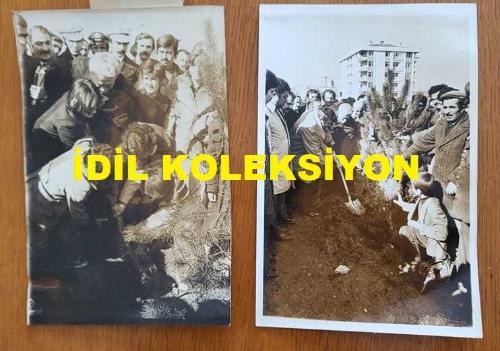 CHP İSTANBUL ESKİ BELEDİYE BAŞKANI ve SHP MİLLETVEKİLİ AYTEKİN KOTİL'İN ORİJİNAL 2'Lİ FOTOĞRAF SETİ - 18 x 12 cm EBADINDA - AYTEKİN KOTİL, İSTANBUL BELEDİYESİ'NİN DÜZENLEDİĞİ AĞAÇ DİKME BAYRAMI VESİLESİYLE HİSARÜSTÜ'NDE ÇOCUKLARLA BİRLİKTE AĞAÇ DİKERKEN ÇEKİLMİŞ 2 FARKLI KARE. FOTO: TEOMAN EROL
