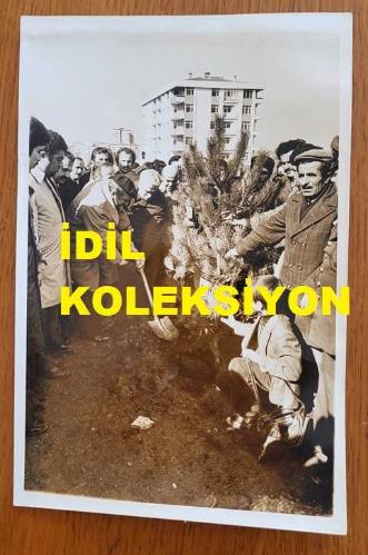 CHP İSTANBUL ESKİ BELEDİYE BAŞKANI ve SHP MİLLETVEKİLİ AYTEKİN KOTİL'İN ORİJİNAL 2'Lİ FOTOĞRAF SETİ - 18 x 12 cm EBADINDA - AYTEKİN KOTİL, İSTANBUL BELEDİYESİ'NİN DÜZENLEDİĞİ AĞAÇ DİKME BAYRAMI VESİLESİYLE HİSARÜSTÜ'NDE ÇOCUKLARLA BİRLİKTE AĞAÇ DİKERKEN ÇEKİLMİŞ 2 FARKLI KARE. FOTO: TEOMAN EROL