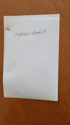 CHP İSTANBUL ESKİ BELEDİYE BAŞKANI ve SHP MİLLETVEKİLİ AYTEKİN KOTİL'İN ORİJİNAL 2'Lİ FOTOĞRAF SETİ - 18 x 12 cm EBADINDA - AYTEKİN KOTİL, İSTANBUL BELEDİYESİ'NİN DÜZENLEDİĞİ AĞAÇ DİKME BAYRAMI VESİLESİYLE HİSARÜSTÜ'NDE ÇOCUKLARLA BİRLİKTE AĞAÇ DİKERKEN ÇEKİLMİŞ 2 FARKLI KARE. FOTO: TEOMAN EROL