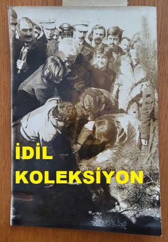 CHP İSTANBUL ESKİ BELEDİYE BAŞKANI ve SHP MİLLETVEKİLİ AYTEKİN KOTİL'İN ORİJİNAL 2'Lİ FOTOĞRAF SETİ - 18 x 12 cm EBADINDA - AYTEKİN KOTİL, İSTANBUL BELEDİYESİ'NİN DÜZENLEDİĞİ AĞAÇ DİKME BAYRAMI VESİLESİYLE HİSARÜSTÜ'NDE ÇOCUKLARLA BİRLİKTE AĞAÇ DİKERKEN ÇEKİLMİŞ 2 FARKLI KARE. FOTO: TEOMAN EROL