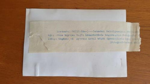 CHP İSTANBUL ESKİ BELEDİYE BAŞKANI ve SHP MİLLETVEKİLİ AYTEKİN KOTİL'İN ORİJİNAL 2'Lİ FOTOĞRAF SETİ - 18 x 12 cm EBADINDA - AYTEKİN KOTİL, İSTANBUL BELEDİYESİ'NİN DÜZENLEDİĞİ AĞAÇ DİKME BAYRAMI VESİLESİYLE HİSARÜSTÜ'NDE ÇOCUKLARLA BİRLİKTE AĞAÇ DİKERKEN ÇEKİLMİŞ 2 FARKLI KARE. FOTO: TEOMAN EROL