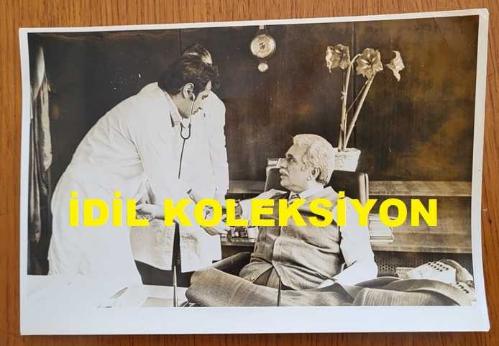 CHP İSTANBUL ESKİ BELEDİYE BAŞKANI ve SHP MİLLETVEKİLİ AYTEKİN KOTİL'İN ORİJİNAL 2'Lİ FOTOĞRAF SETİ - 18 x 12 cm EBADINDA - AYTEKİN KOTİL, AŞIRI YORGUNLUK NEDENİYLE TANSİYONUNUN 18'E ÇIKTIĞI ANLARDA TANSİYON ÖLÇÜMÜ YAPTIRIRKEN ÇEKİLMİŞ 2 FARKLI KARE. 29 MART 1978