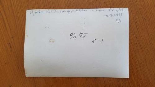 CHP İSTANBUL ESKİ BELEDİYE BAŞKANI ve SHP MİLLETVEKİLİ AYTEKİN KOTİL'İN ORİJİNAL 2'Lİ FOTOĞRAF SETİ - 18 x 12 cm EBADINDA - AYTEKİN KOTİL, AŞIRI YORGUNLUK NEDENİYLE TANSİYONUNUN 18'E ÇIKTIĞI ANLARDA TANSİYON ÖLÇÜMÜ YAPTIRIRKEN ÇEKİLMİŞ 2 FARKLI KARE. 29 MART 1978
