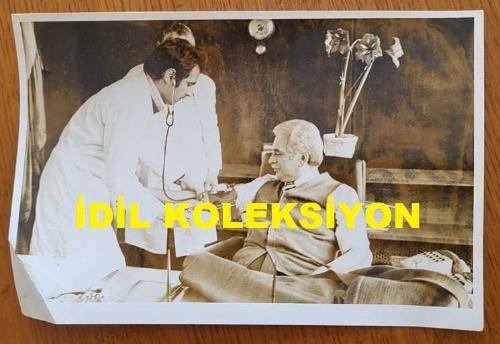 CHP İSTANBUL ESKİ BELEDİYE BAŞKANI ve SHP MİLLETVEKİLİ AYTEKİN KOTİL'İN ORİJİNAL 2'Lİ FOTOĞRAF SETİ - 18 x 12 cm EBADINDA - AYTEKİN KOTİL, AŞIRI YORGUNLUK NEDENİYLE TANSİYONUNUN 18'E ÇIKTIĞI ANLARDA TANSİYON ÖLÇÜMÜ YAPTIRIRKEN ÇEKİLMİŞ 2 FARKLI KARE. 29 MART 1978