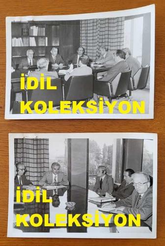 CHP İSTANBUL ESKİ BELEDİYE BAŞKANI ve SHP MİLLETVEKİLİ AYTEKİN KOTİL'İN ORİJİNAL 2'Lİ FOTOĞRAF SETİ - 18 x 13 cm EBADINDA - AYTEKİN KOTİL, BİR TOPLANTI DÜZENLERKEN ÇEKİLMİŞ 2 FARKLI KARE
