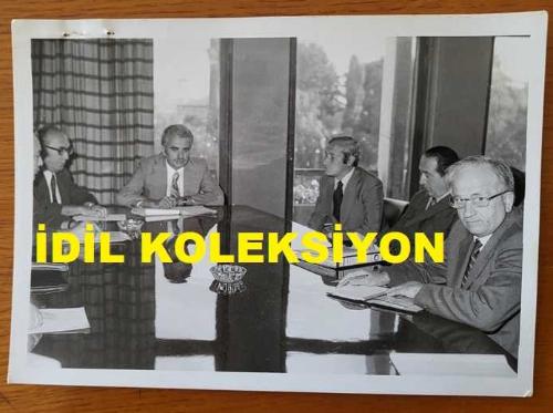 CHP İSTANBUL ESKİ BELEDİYE BAŞKANI ve SHP MİLLETVEKİLİ AYTEKİN KOTİL'İN ORİJİNAL 2'Lİ FOTOĞRAF SETİ - 18 x 13 cm EBADINDA - AYTEKİN KOTİL, BİR TOPLANTI DÜZENLERKEN ÇEKİLMİŞ 2 FARKLI KARE