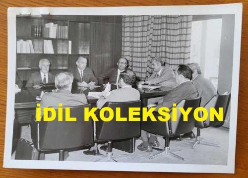 CHP İSTANBUL ESKİ BELEDİYE BAŞKANI ve SHP MİLLETVEKİLİ AYTEKİN KOTİL'İN ORİJİNAL 2'Lİ FOTOĞRAF SETİ - 18 x 13 cm EBADINDA - AYTEKİN KOTİL, BİR TOPLANTI DÜZENLERKEN ÇEKİLMİŞ 2 FARKLI KARE