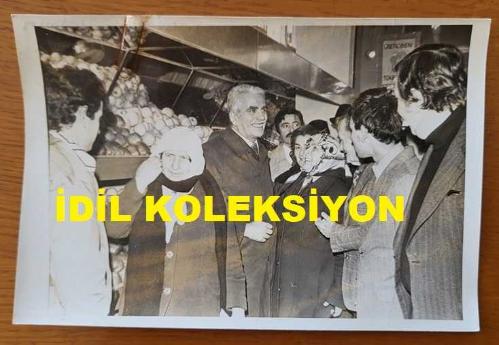 CHP İSTANBUL ESKİ BELEDİYE BAŞKANI ve SHP MİLLETVEKİLİ AYTEKİN KOTİL'İN ORİJİNAL FOTOĞRAFI - 18 x 12 cm EBADINDA - AYTEKİN KOTİL, BAKIRKÖY TANZİM SATIŞ MAĞAZASININ AÇILIŞINDA VATANDAŞLARLA KONUŞURKEN ÇEKİLMİŞ BİR KARE. 14 ARALIK 1978