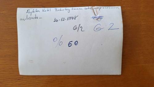 CHP İSTANBUL ESKİ BELEDİYE BAŞKANI ve SHP MİLLETVEKİLİ AYTEKİN KOTİL'İN ORİJİNAL FOTOĞRAFI - 18 x 12 cm EBADINDA - AYTEKİN KOTİL, BAKIRKÖY TANZİM SATIŞ MAĞAZASININ AÇILIŞINDA VATANDAŞLARLA KONUŞURKEN ÇEKİLMİŞ BİR KARE. 14 ARALIK 1978