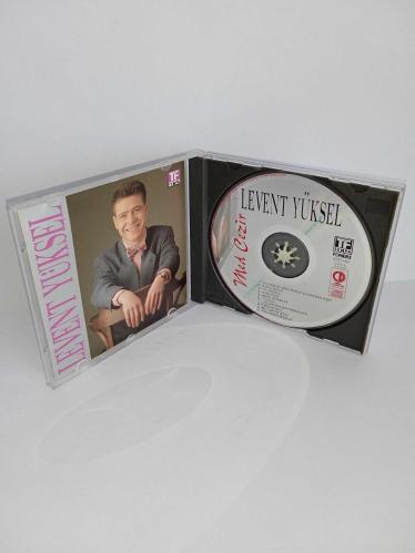 Cd Medcezir Levent Yüksel Med Cezir albümü. Orijinal Tempa & Foneks 1993 sarı bandrollü dönem baskı albüm. Disk tertemiz, sorunsuz çalışıyor. Koleksiyonluk