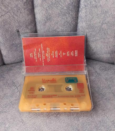 ZÜLFÜ LİVANELİ SAAT 4 YOKSUN KASET . KARTONETİ EKSİK.  KASET VE KABI SAĞLAM. KOLEKSİYONLUK