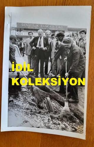 CHP İSTANBUL ESKİ BELEDİYE BAŞKANI ve SHP MİLLETVEKİLİ AYTEKİN KOTİL'İN ORİJİNAL 2'Lİ FOTOĞRAF SETİ - 18 x 12 cm EBADINDA - AYTEKİN KOTİL, İSTANBUL'DA BAŞLATILAN TEMİZLİK KAMPANYASI KAPSAMINDA YAPILAN ÇALIŞMALARI YERİNDE TAKİP EDERKEN ÇEKİLMİŞ 2 FARKLI KARE. 21 HAZİRAN 1978