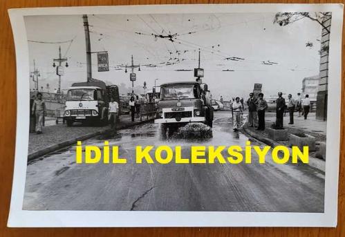 CHP İSTANBUL ESKİ BELEDİYE BAŞKANI ve SHP MİLLETVEKİLİ AYTEKİN KOTİL'İN ORİJİNAL 2'Lİ FOTOĞRAF SETİ - 18 x 12 cm EBADINDA - AYTEKİN KOTİL, İSTANBUL'DA BAŞLATILAN TEMİZLİK KAMPANYASI KAPSAMINDA YAPILAN ÇALIŞMALARI YERİNDE TAKİP EDERKEN ÇEKİLMİŞ 2 FARKLI KARE. 21 HAZİRAN 1978