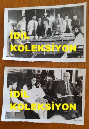 CHP İSTANBUL ESKİ BELEDİYE BAŞKANI ve SHP MİLLETVEKİLİ AYTEKİN KOTİL'İN ORİJİNAL 2'Lİ FOTOĞRAF SETİ - 18 x 12 cm EBADINDA - AYTEKİN KOTİL, SİNEMA EMEKÇİLERİ ADINA KENDİSİNİ MAKAMINDA ZİYARET EDEN YEŞİLÇAM YILDIZLARI TÜRKAN ŞORAY, FATMA GİRİK,  AHMET MEKİN, TURGUT ÖZATAY ve SAMİ HAZİNSES'LE AYNI KAREDEYKEN ÇEKİLMİŞ 2 FARKLI FOTOĞRAF. 2 HAZİRAN 1979
