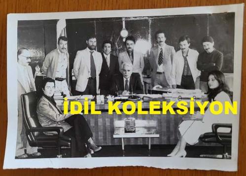 CHP İSTANBUL ESKİ BELEDİYE BAŞKANI ve SHP MİLLETVEKİLİ AYTEKİN KOTİL'İN ORİJİNAL 2'Lİ FOTOĞRAF SETİ - 18 x 12 cm EBADINDA - AYTEKİN KOTİL, SİNEMA EMEKÇİLERİ ADINA KENDİSİNİ MAKAMINDA ZİYARET EDEN YEŞİLÇAM YILDIZLARI TÜRKAN ŞORAY, FATMA GİRİK,  AHMET MEKİN, TURGUT ÖZATAY ve SAMİ HAZİNSES'LE AYNI KAREDEYKEN ÇEKİLMİŞ 2 FARKLI FOTOĞRAF. 2 HAZİRAN 1979