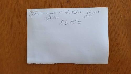CHP İSTANBUL ESKİ BELEDİYE BAŞKANI ve SHP MİLLETVEKİLİ AYTEKİN KOTİL'İN ORİJİNAL 2'Lİ FOTOĞRAF SETİ - 18 x 12 cm EBADINDA - AYTEKİN KOTİL, SİNEMA EMEKÇİLERİ ADINA KENDİSİNİ MAKAMINDA ZİYARET EDEN YEŞİLÇAM YILDIZLARI TÜRKAN ŞORAY, FATMA GİRİK,  AHMET MEKİN, TURGUT ÖZATAY ve SAMİ HAZİNSES'LE AYNI KAREDEYKEN ÇEKİLMİŞ 2 FARKLI FOTOĞRAF. 2 HAZİRAN 1979