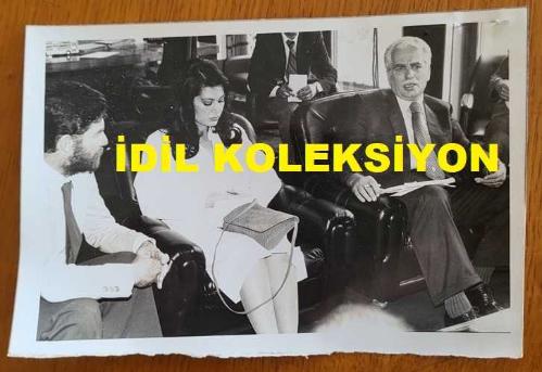 CHP İSTANBUL ESKİ BELEDİYE BAŞKANI ve SHP MİLLETVEKİLİ AYTEKİN KOTİL'İN ORİJİNAL 2'Lİ FOTOĞRAF SETİ - 18 x 12 cm EBADINDA - AYTEKİN KOTİL, SİNEMA EMEKÇİLERİ ADINA KENDİSİNİ MAKAMINDA ZİYARET EDEN YEŞİLÇAM YILDIZLARI TÜRKAN ŞORAY, FATMA GİRİK,  AHMET MEKİN, TURGUT ÖZATAY ve SAMİ HAZİNSES'LE AYNI KAREDEYKEN ÇEKİLMİŞ 2 FARKLI FOTOĞRAF. 2 HAZİRAN 1979