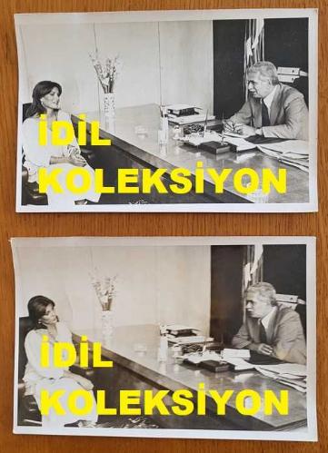 CHP İSTANBUL ESKİ BELEDİYE BAŞKANI ve SHP MİLLETVEKİLİ AYTEKİN KOTİL'İN ORİJİNAL 2'Lİ FOTOĞRAF SETİ - 18 x 12 cm EBADINDA - AYTEKİN KOTİL, KENDİSİNİ MAKAMINDA ZİYARET EDEN AJDA PEKKAN'LA KONUŞURKEN ÇEKİLMİŞ 2 FARKLI KARE