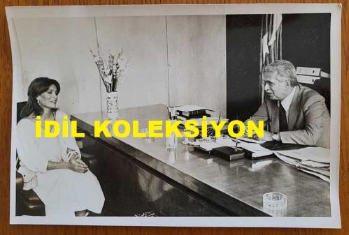 CHP İSTANBUL ESKİ BELEDİYE BAŞKANI ve SHP MİLLETVEKİLİ AYTEKİN KOTİL'İN ORİJİNAL 2'Lİ FOTOĞRAF SETİ - 18 x 12 cm EBADINDA - AYTEKİN KOTİL, KENDİSİNİ MAKAMINDA ZİYARET EDEN AJDA PEKKAN'LA KONUŞURKEN ÇEKİLMİŞ 2 FARKLI KARE