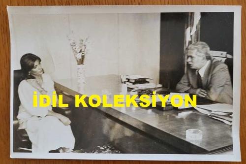 CHP İSTANBUL ESKİ BELEDİYE BAŞKANI ve SHP MİLLETVEKİLİ AYTEKİN KOTİL'İN ORİJİNAL 2'Lİ FOTOĞRAF SETİ - 18 x 12 cm EBADINDA - AYTEKİN KOTİL, KENDİSİNİ MAKAMINDA ZİYARET EDEN AJDA PEKKAN'LA KONUŞURKEN ÇEKİLMİŞ 2 FARKLI KARE