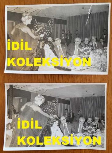 CHP İSTANBUL ESKİ BELEDİYE BAŞKANI ve SHP MİLLETVEKİLİ AYTEKİN KOTİL'İN ORİJİNAL 2'Lİ FOTOĞRAF SETİ - 18 x 12 cm EBADINDA - AYTEKİN KOTİL, BERABERİNDEKİLERLE YEMEĞE GİTTİĞİ MEKANDA ÖZELLİKLE TÜRK SANAT MÜZİĞİ İCRASIYLA ÇOK SEVİLEN SES SANATÇISI SEÇİL HEPER'İ DİNLERKEN ÇEKİLMİŞ 2 FARKLI KARE