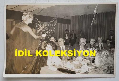 CHP İSTANBUL ESKİ BELEDİYE BAŞKANI ve SHP MİLLETVEKİLİ AYTEKİN KOTİL'İN ORİJİNAL 2'Lİ FOTOĞRAF SETİ - 18 x 12 cm EBADINDA - AYTEKİN KOTİL, BERABERİNDEKİLERLE YEMEĞE GİTTİĞİ MEKANDA ÖZELLİKLE TÜRK SANAT MÜZİĞİ İCRASIYLA ÇOK SEVİLEN SES SANATÇISI SEÇİL HEPER'İ DİNLERKEN ÇEKİLMİŞ 2 FARKLI KARE