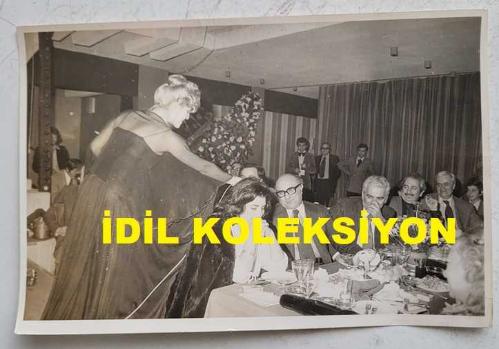 CHP İSTANBUL ESKİ BELEDİYE BAŞKANI ve SHP MİLLETVEKİLİ AYTEKİN KOTİL'İN ORİJİNAL 2'Lİ FOTOĞRAF SETİ - 18 x 12 cm EBADINDA - AYTEKİN KOTİL, BERABERİNDEKİLERLE YEMEĞE GİTTİĞİ MEKANDA ÖZELLİKLE TÜRK SANAT MÜZİĞİ İCRASIYLA ÇOK SEVİLEN SES SANATÇISI SEÇİL HEPER'İ DİNLERKEN ÇEKİLMİŞ 2 FARKLI KARE